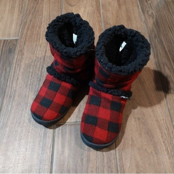 NWT Muk LUKS 5 6 small red buffalo plaid bootie slippers - Picture 1 of 5
